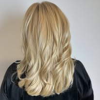 Blond fryzura z warstwami